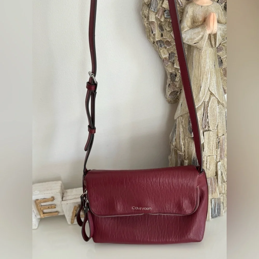 Calvin Klein Crossbody in Currant – Stylish & Functional